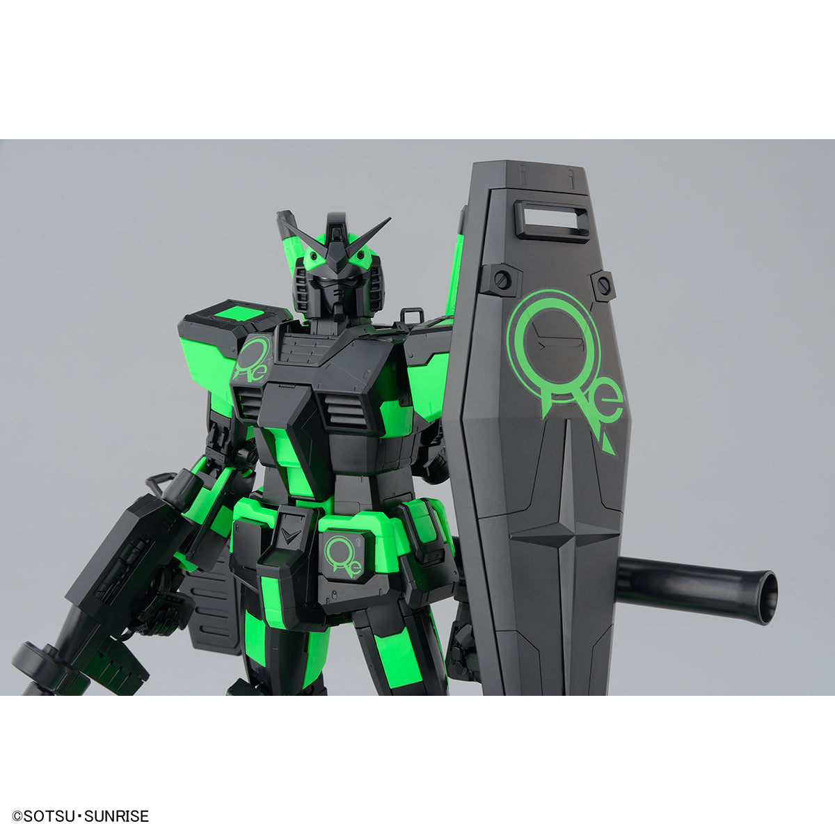 MG 1/100 - Gundam Base Limited - RX-78-2 Gundam Ver.3.0 [Recirculation Color/Neon Green] - image 4