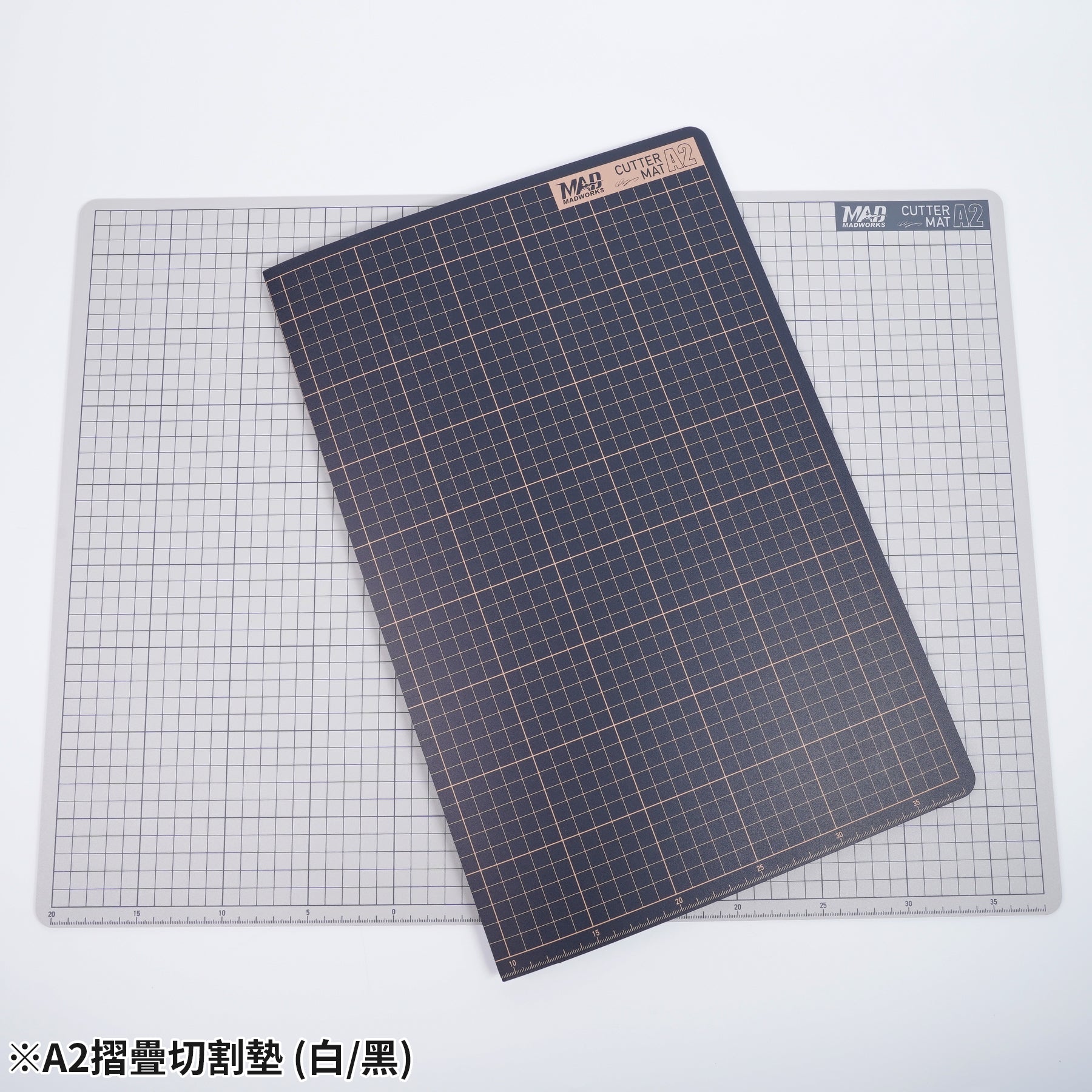Madworks - A2 Foldable Model Cutting Mat: White (A2), Black (A3) MH-27-1